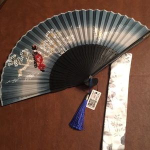 Cloth fan NWT in cloth case